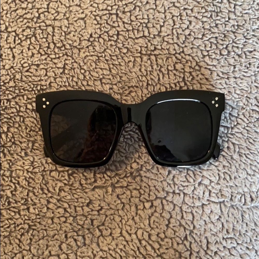 Black oversized sunglasses